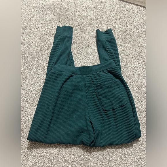 Alo Yoga
Muse Sweatpant - Midnight Green - Picture 2 of 6